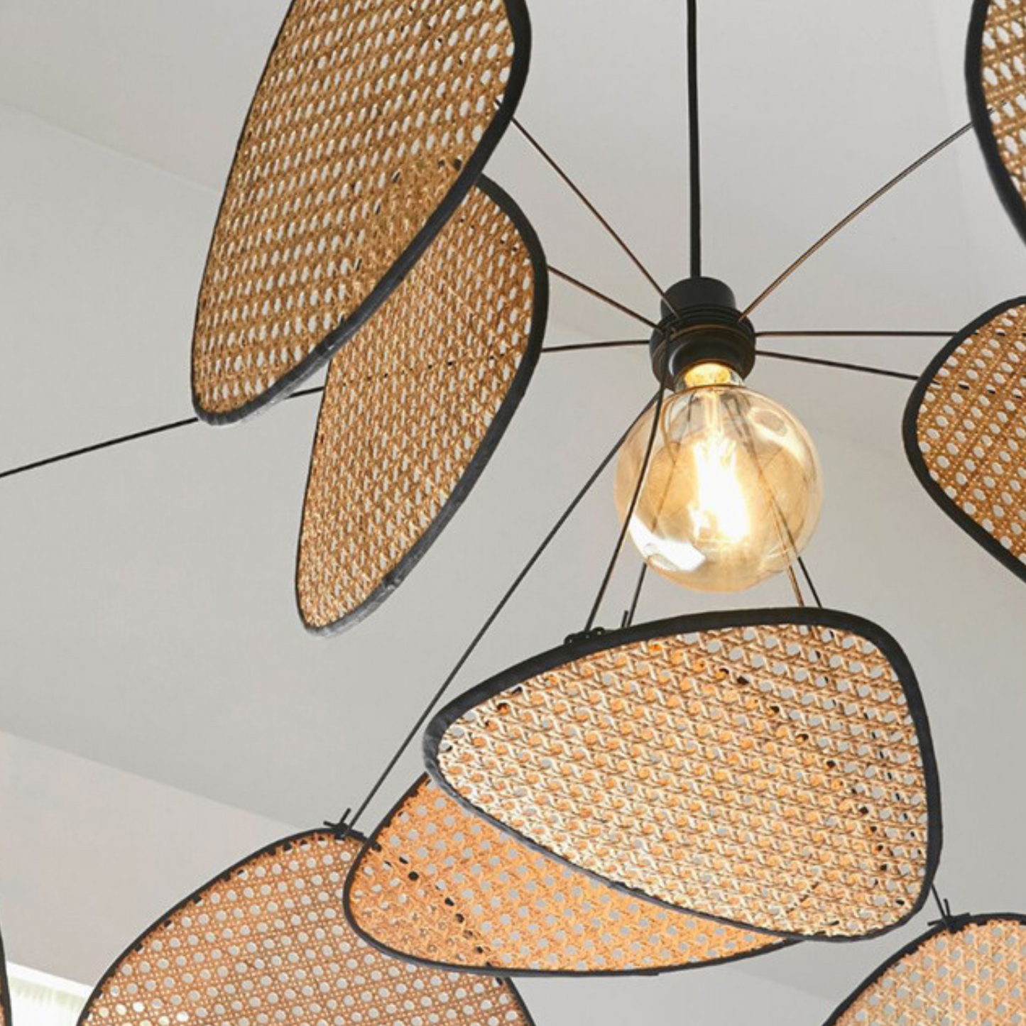 EIRA - Designer-Pendelleuchte mit handgeflochtenen Bambusplatten
